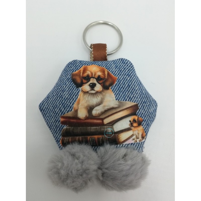 porte-cle-en-toile-chien-sur-des-livres@isartatelier